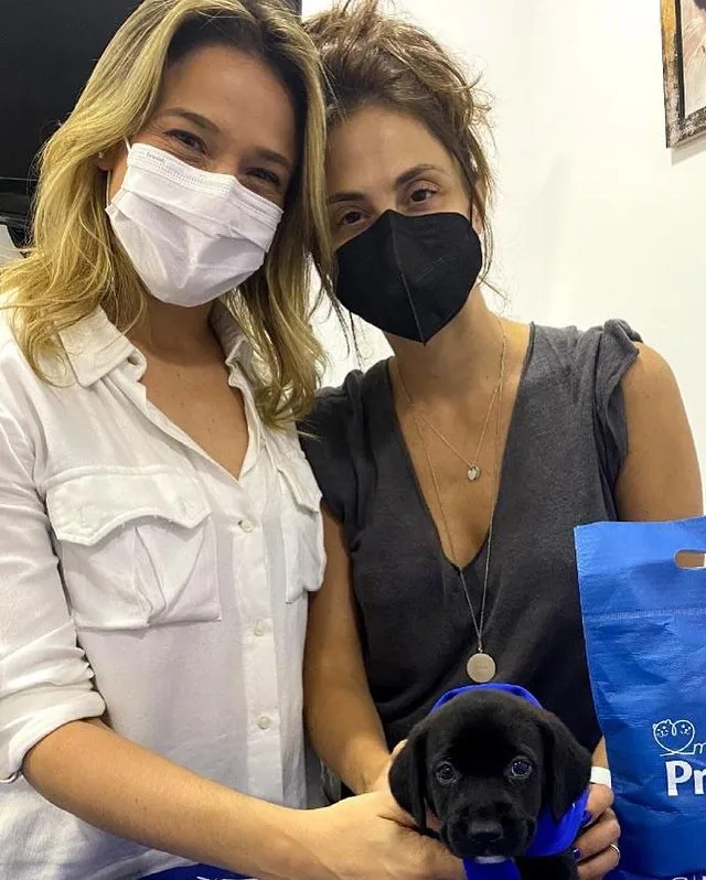 Fernanda Gentil posa com a esposa e mostra novo integrante da família: uma cachorrinha