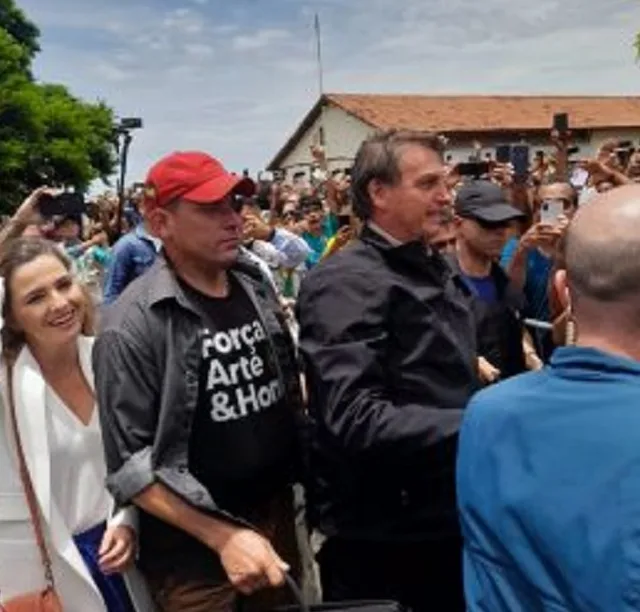 VÍDEO | Estudante universitário é preso ao tentar atingir Bolsonaro com ovo