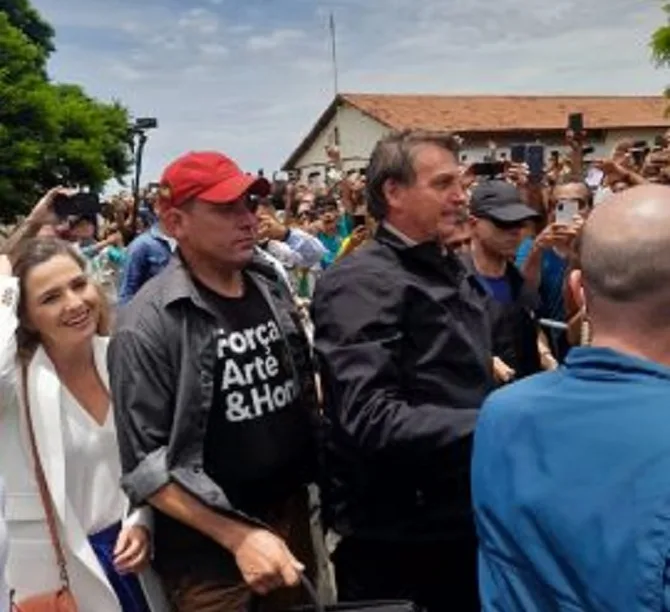 VÍDEO | Estudante universitário é preso ao tentar atingir Bolsonaro com ovo