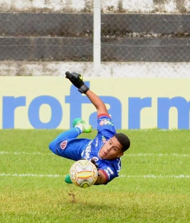 Com passagens por times do ES, ex-goleiro de 21 anos morre em acidente de carro