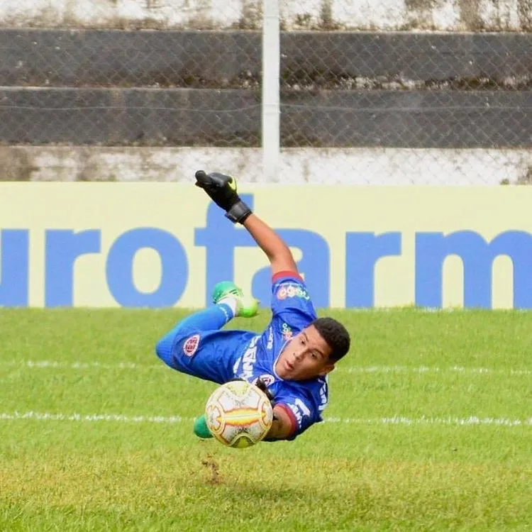 Com passagens por times do ES, ex-goleiro de 21 anos morre em acidente de carro