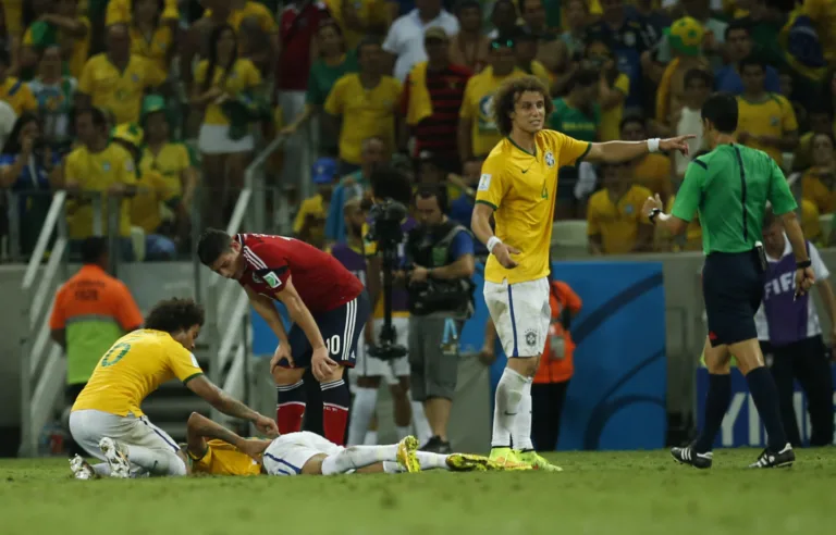 CE – COPA DO MUNDO/BRASIL x COLÔMBIA – ESPORTES – O jogador Neymar, do Brasil, sai do campo de maca após levar joelhada nas costas durante a partida contra a Colômbia, pelas quartas de final da Copa do Mundo, na Arena Castelão, em Fortaleza (CE), nesta sexta-feira (04). O vencedor do duelo encara a Alemanha […]