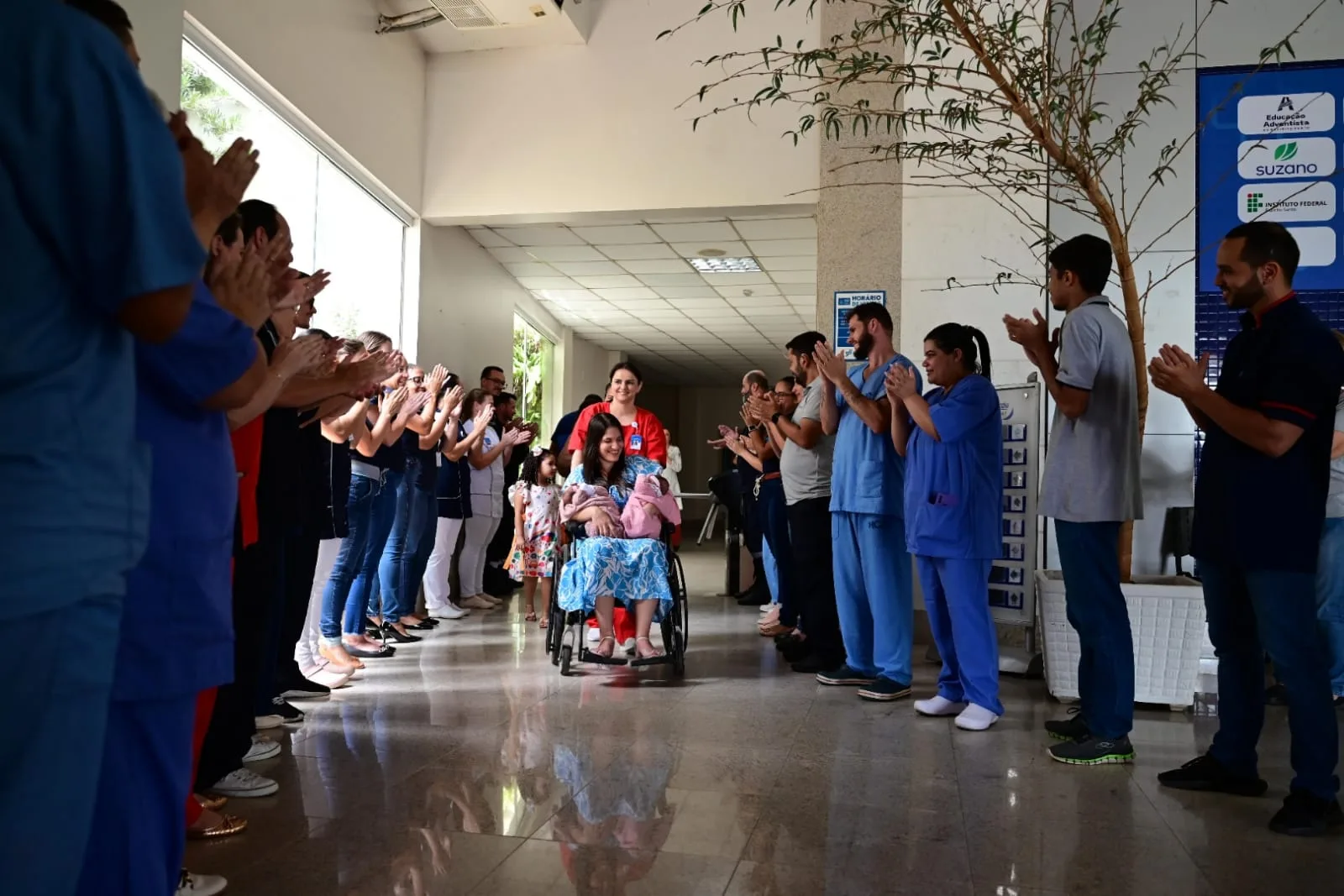 Sêxtuplos: equipe médica se emociona e aplaude gêmeas no corredor de hospital