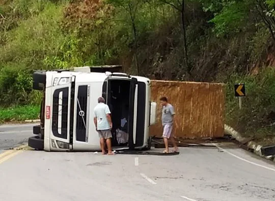 Carreta carregada com bloco de granito tomba em rodovia de Cachoeiro