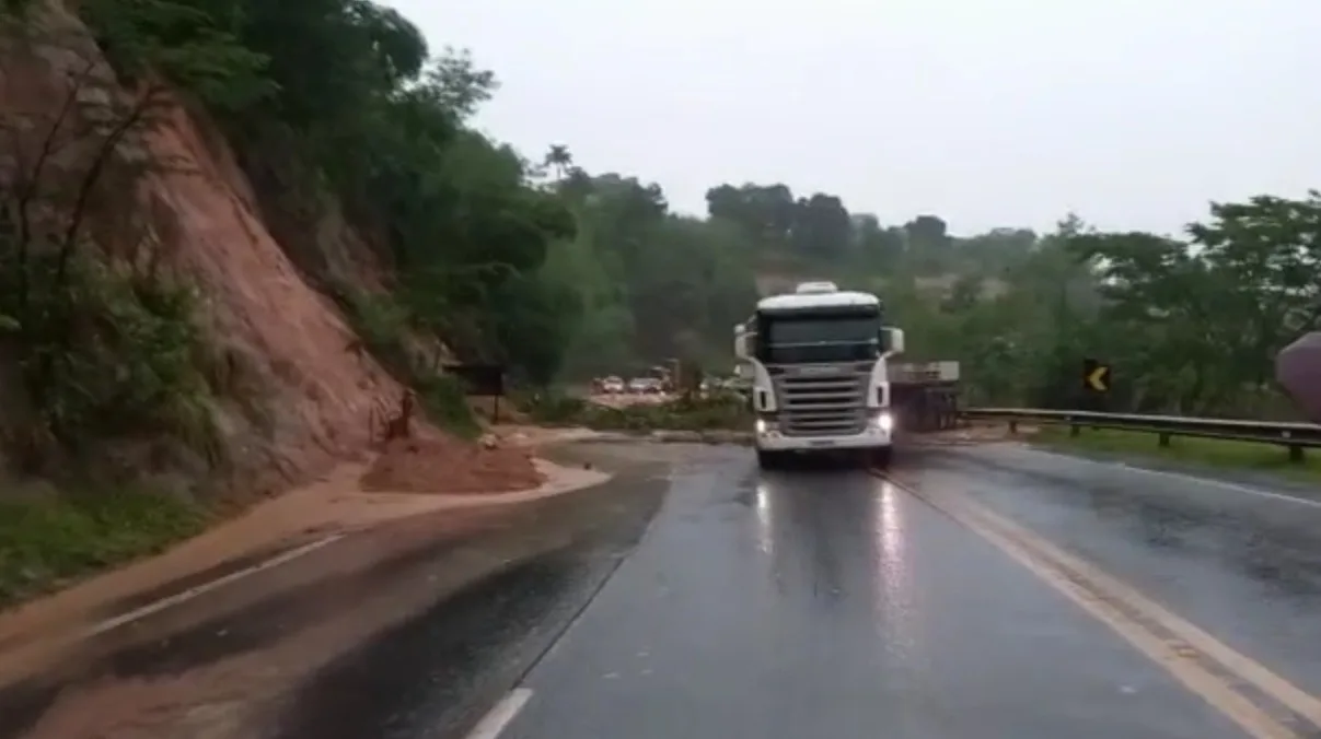 Trecho da BR-101 é interditado por queda de barreira no Norte do ES