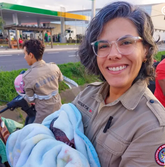 Bombeiros ajudam grávida e bebê nasce dentro de carro em rodovia do ES