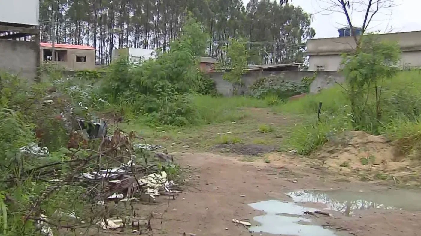 Prefeitura da Serra vai notificar proprietário do terreno onde mulher caiu em buraco