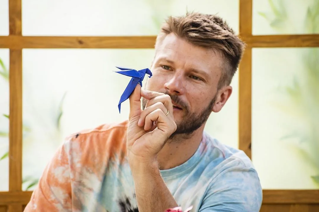 Rodrigo Hilbert aparece fazendo origami e gera brincadeiras sobre seus talentos