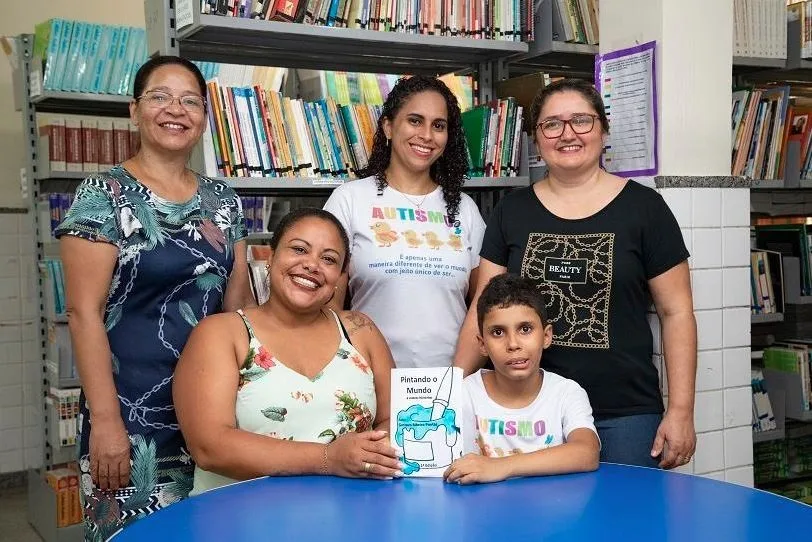 Estudante autista de escola pública é destaque ao lançar livro