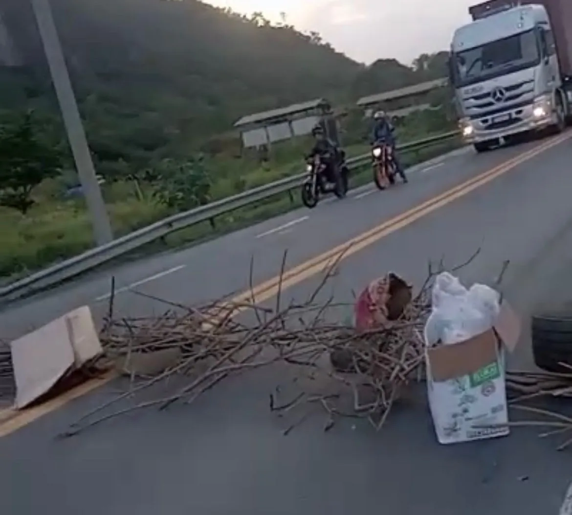 BR-101 é totalmente interditada em protesto de moradores na Serra