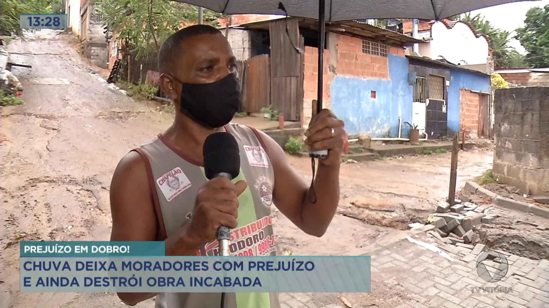 Em Cariacica a chuva invadiu casa e ainda destruiu obra inacabada