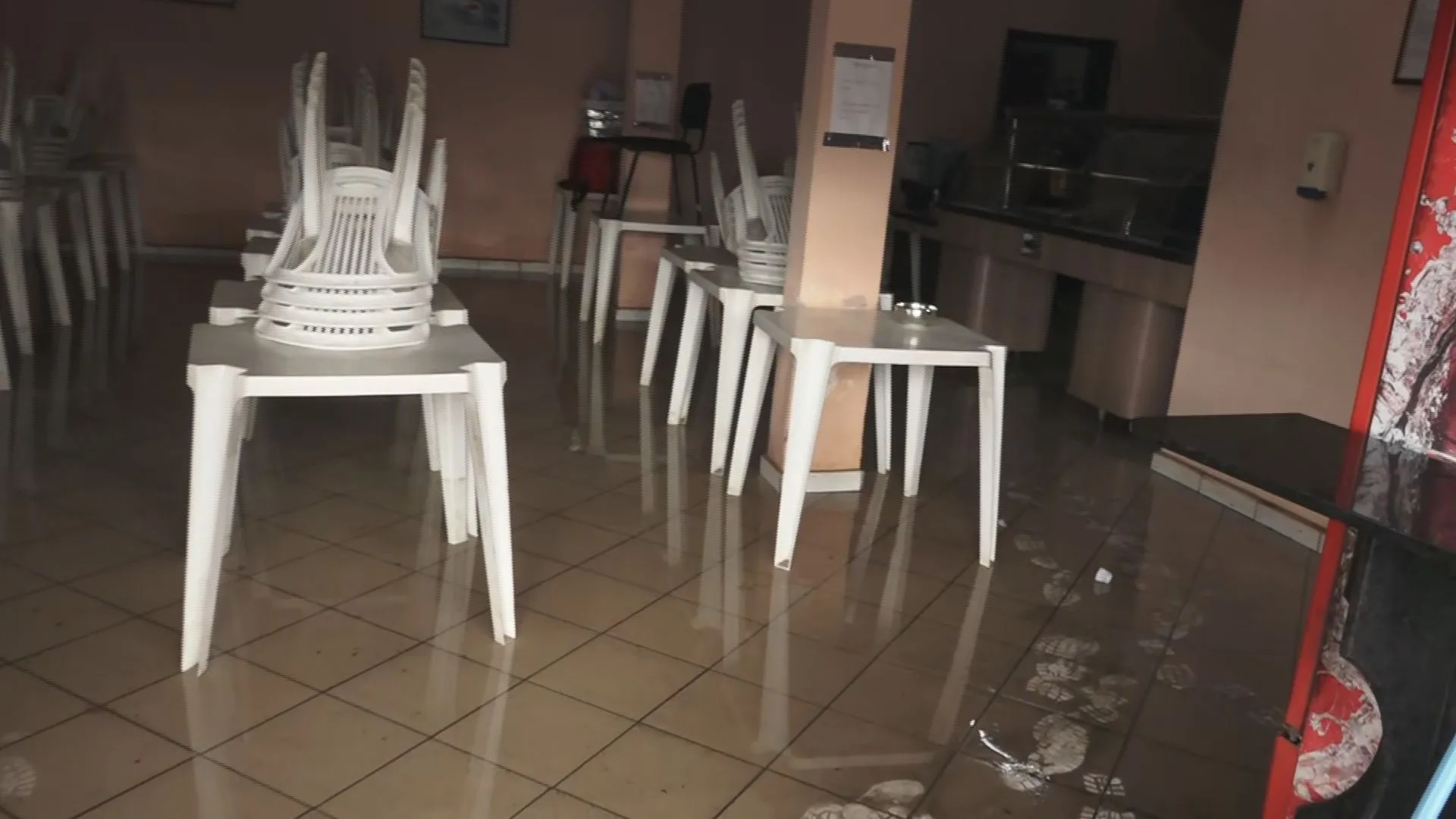 Emocionado, dono de restaurante inundado durante chuva desabafa: 'O fim será fechar'