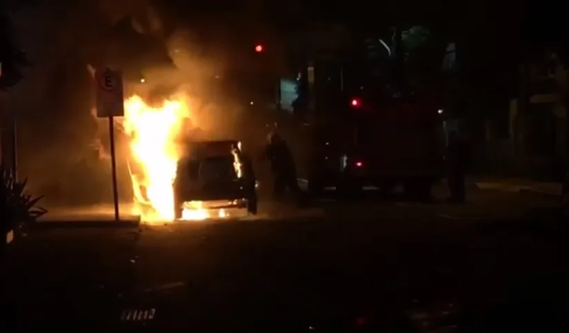 Vídeo | Veículo pega fogo após colisão em Vila Velha