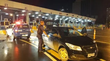 Homem é detido com carro roubado em Vitória após passar pela Terceira Ponte