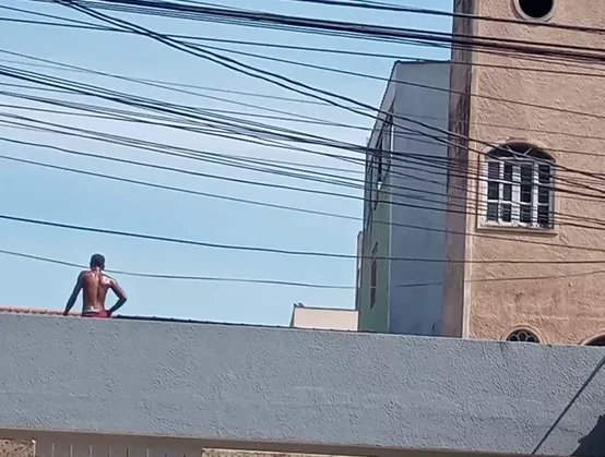 VÍDEO | Homem é perseguido após ser flagrado em cima de casa em Vila Velha