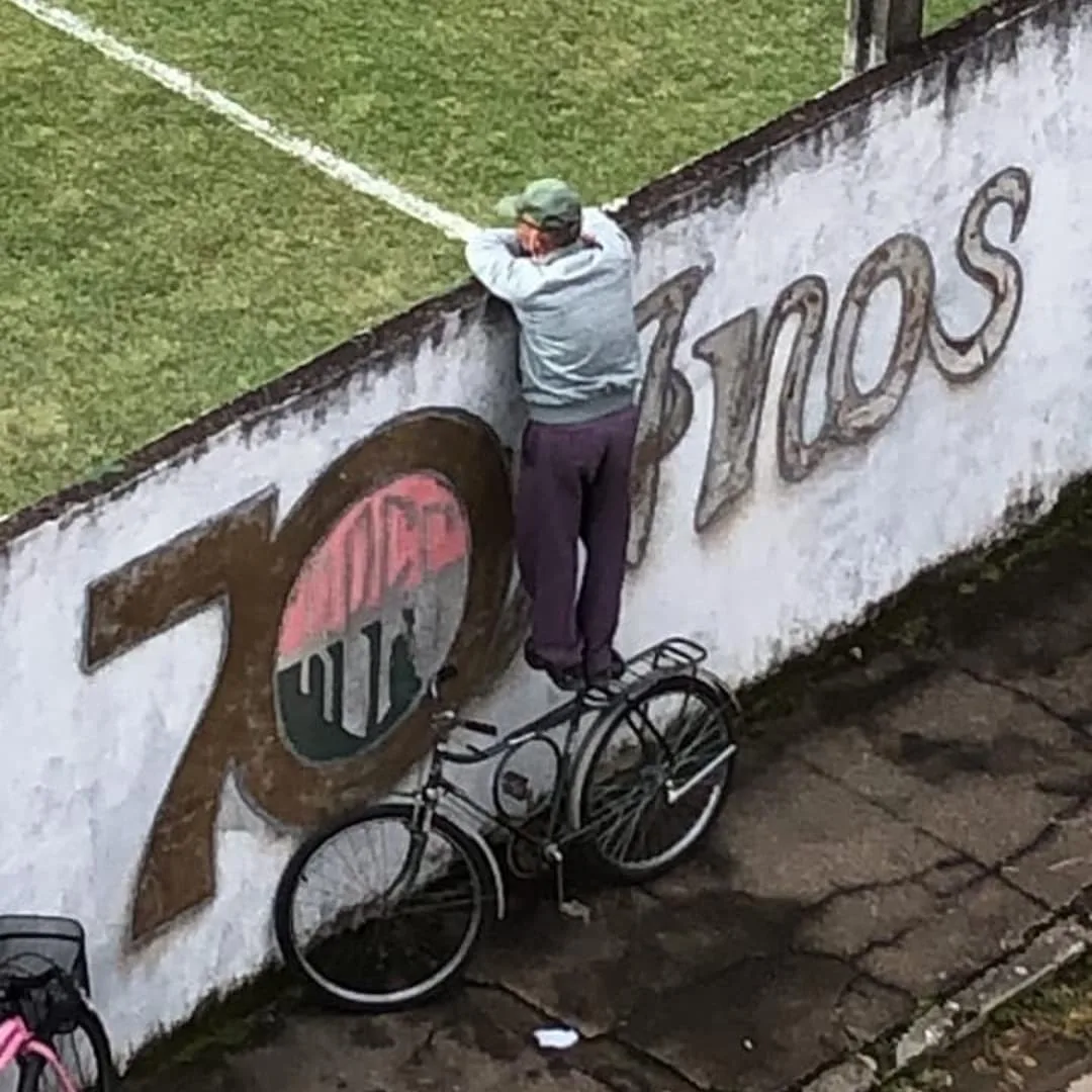 Torcedor do Rio Branco VN recebe homenagem e camisa do clube após viralizar nas redes sociais