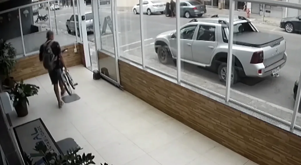 VÍDEO | Homem aproveita descuido para invadir área de um escritório e roubar uma bicicleta