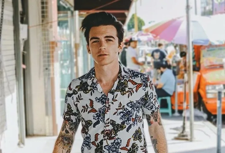 Após ser dado como desaparecido, Drake Bell faz piada com a situação