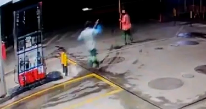 VÍDEO | Frentista reage a assalto e espanta assaltante com rodo duas vezes em Vila Velha