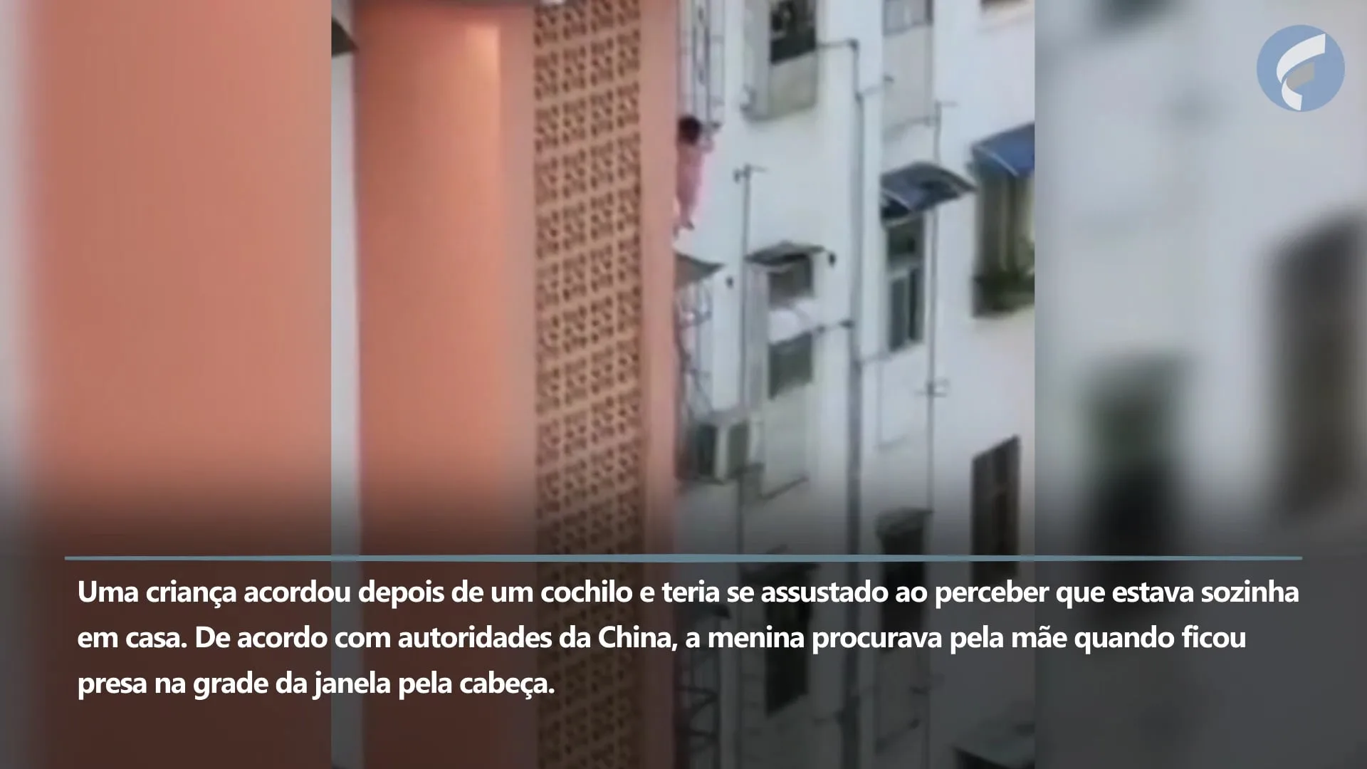 Menina fica presa na grade da janela de casa e vídeo viraliza nas redes