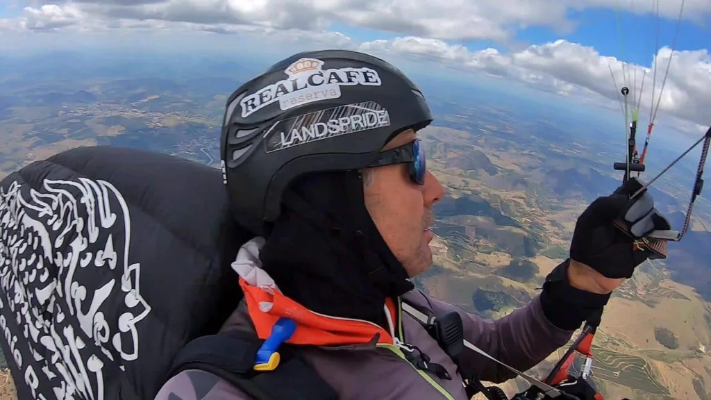 Piloto capixaba quer bater recorde mundial de voo livre