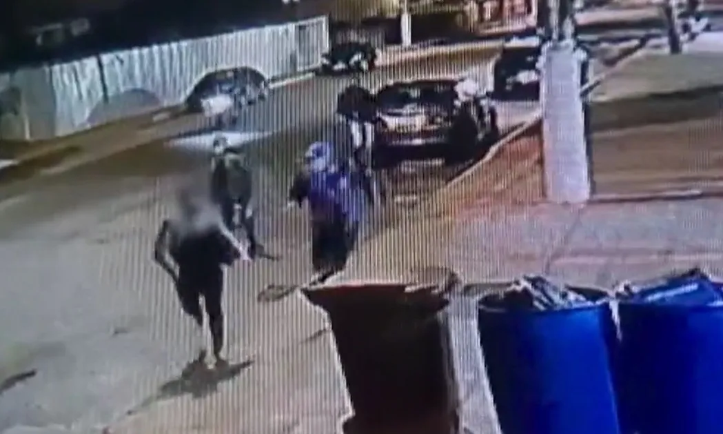 VÍDEO | Suspeitos ameaçam atirar em mulher durante assalto