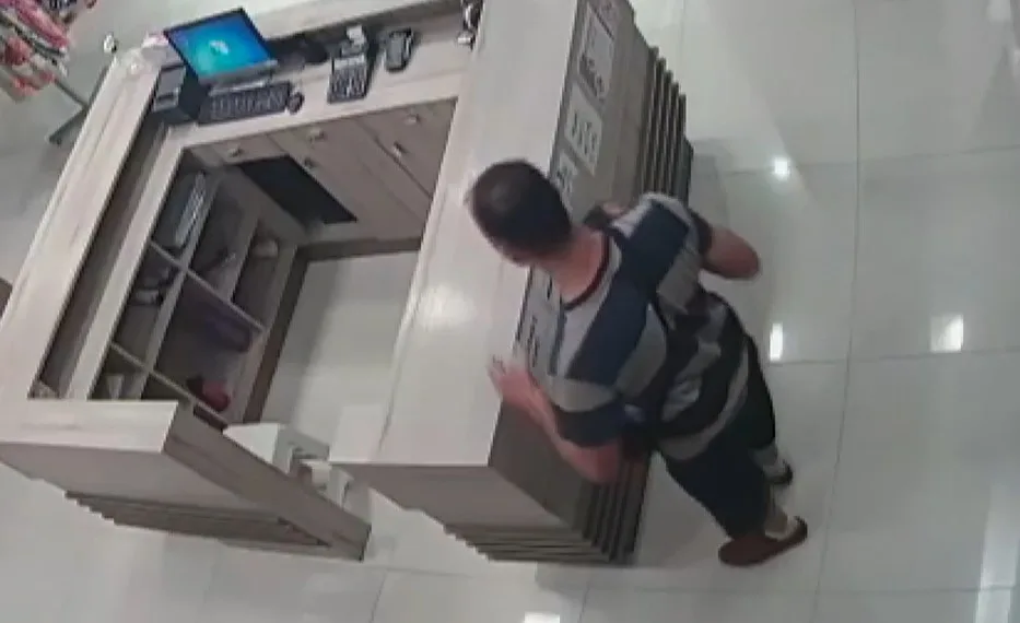 VÍDEO | Casal se finge de cliente e furta loja de shopping na Serra