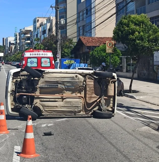 Carro capota em avenida de Vitória após colidir com outro veículo