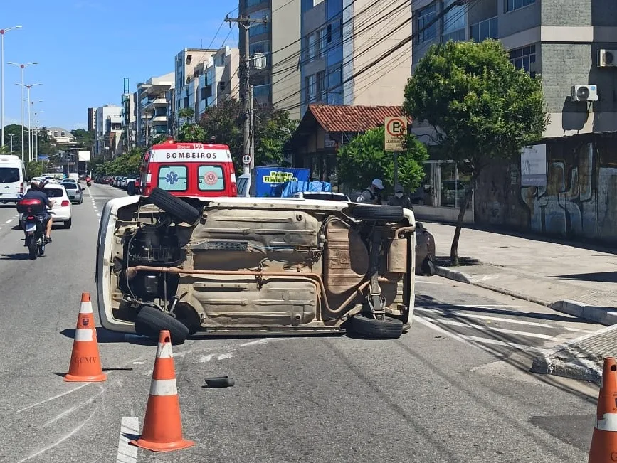 Carro capota em avenida de Vitória após colidir com outro veículo