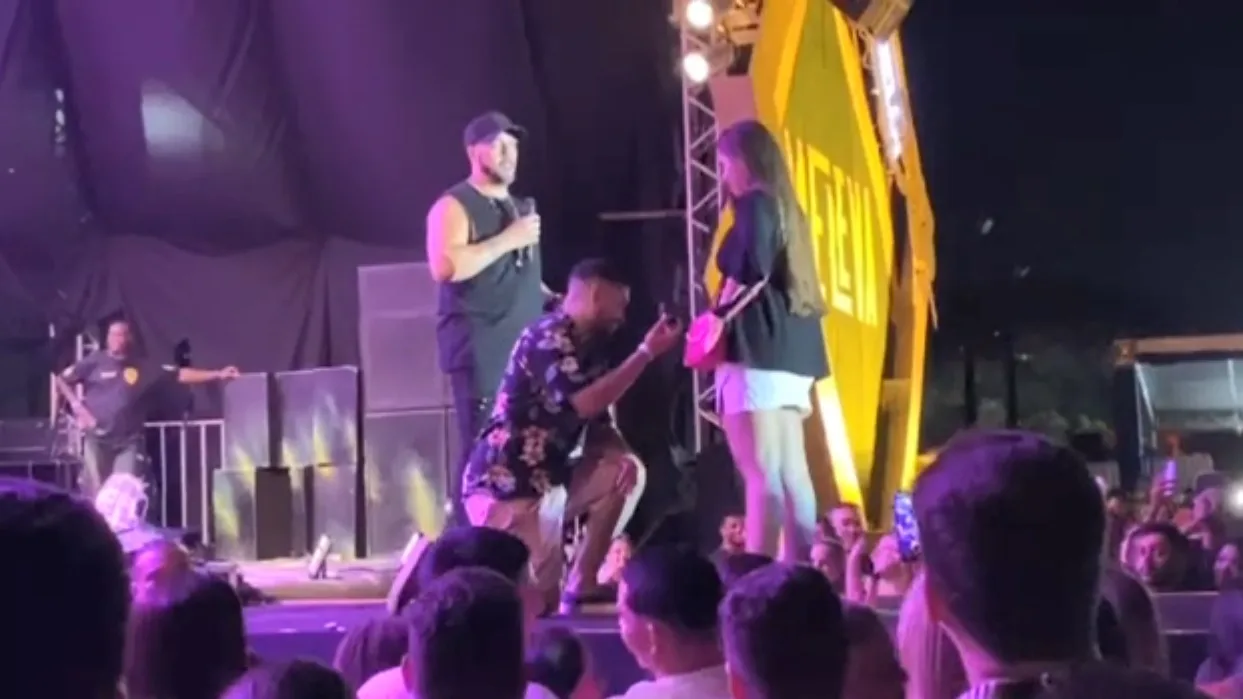 VÍDEO | Belo para show em Vitória para pedido de casamento no palco