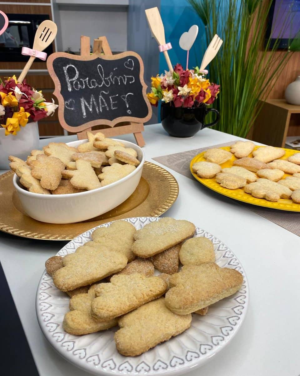 Biscoito açucarado e cappuccino caseiro: surpreenda sua mãe com um delicioso café da manhã!