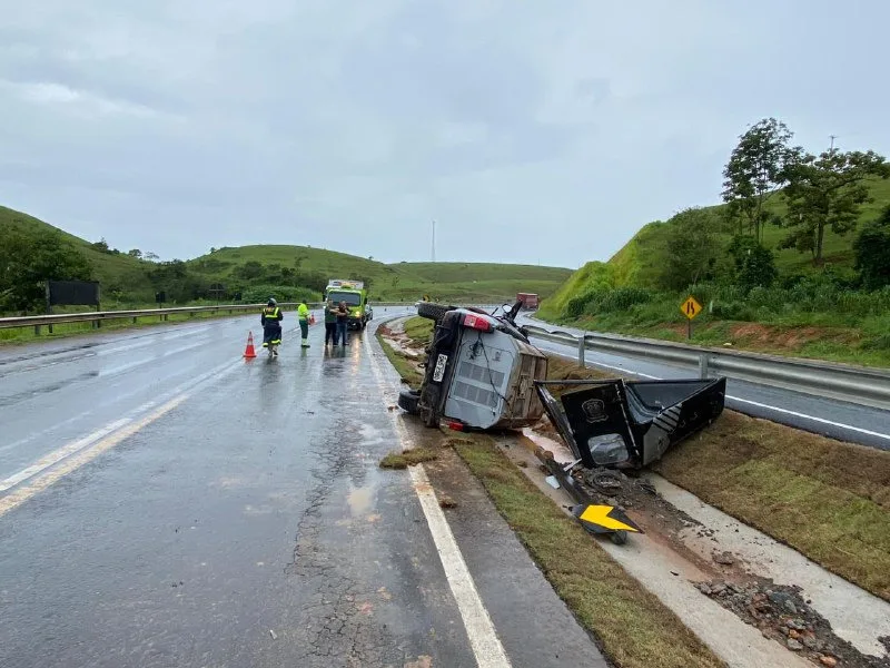 VÍDEO | Agentes da Sejus ficam feridos em acidente com carreta na BR-101, em Anchieta