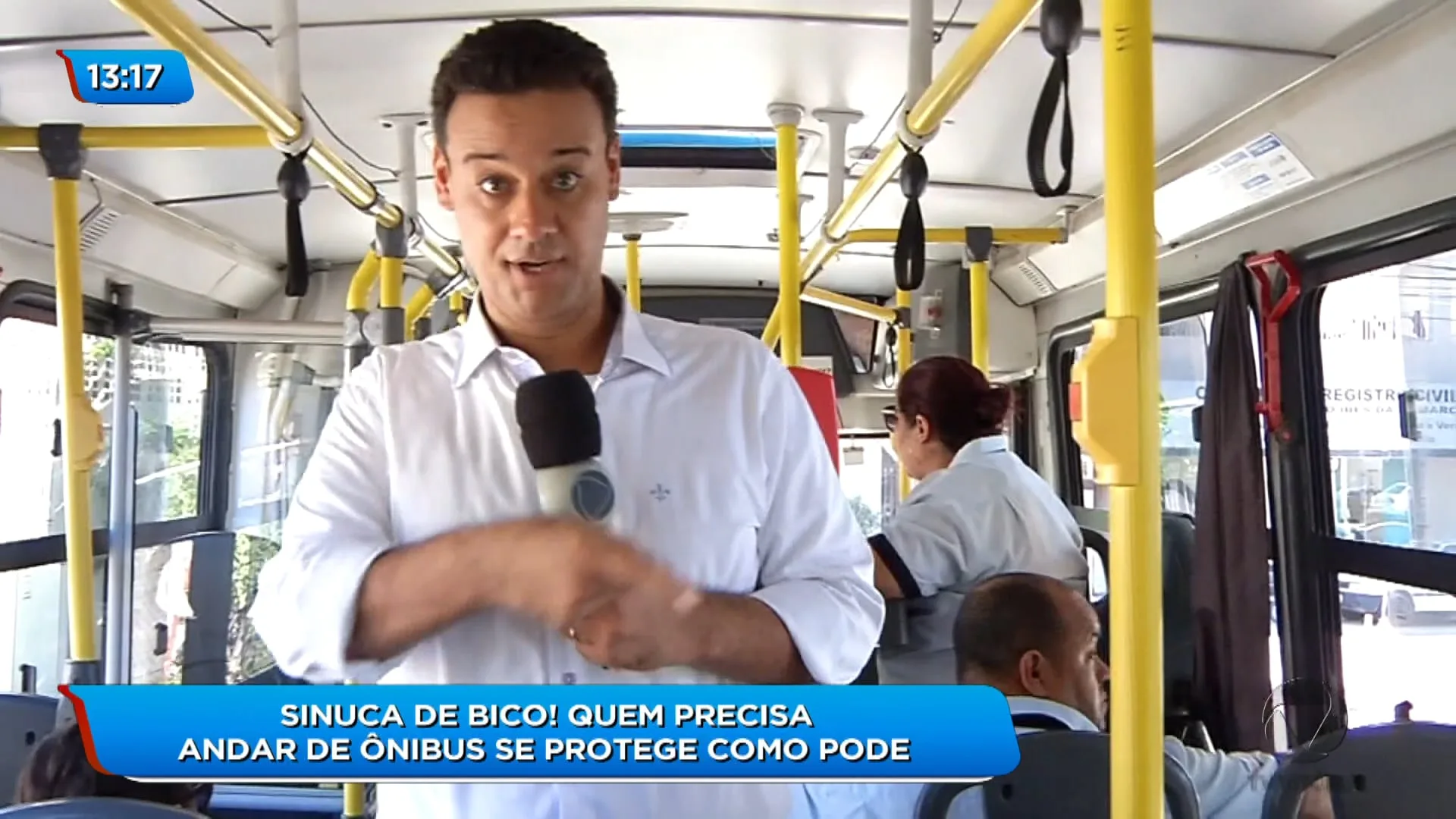 População tenta se proteger como pode em ônibus