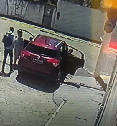 VÍDEO | Mulher é assaltada em frente a creche depois de deixar o filho