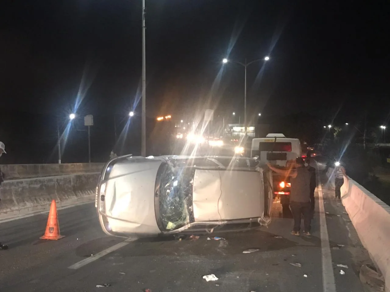 Motorista perde controle de veículo e capota na Rodovia Darly Santos, em Vila Velha