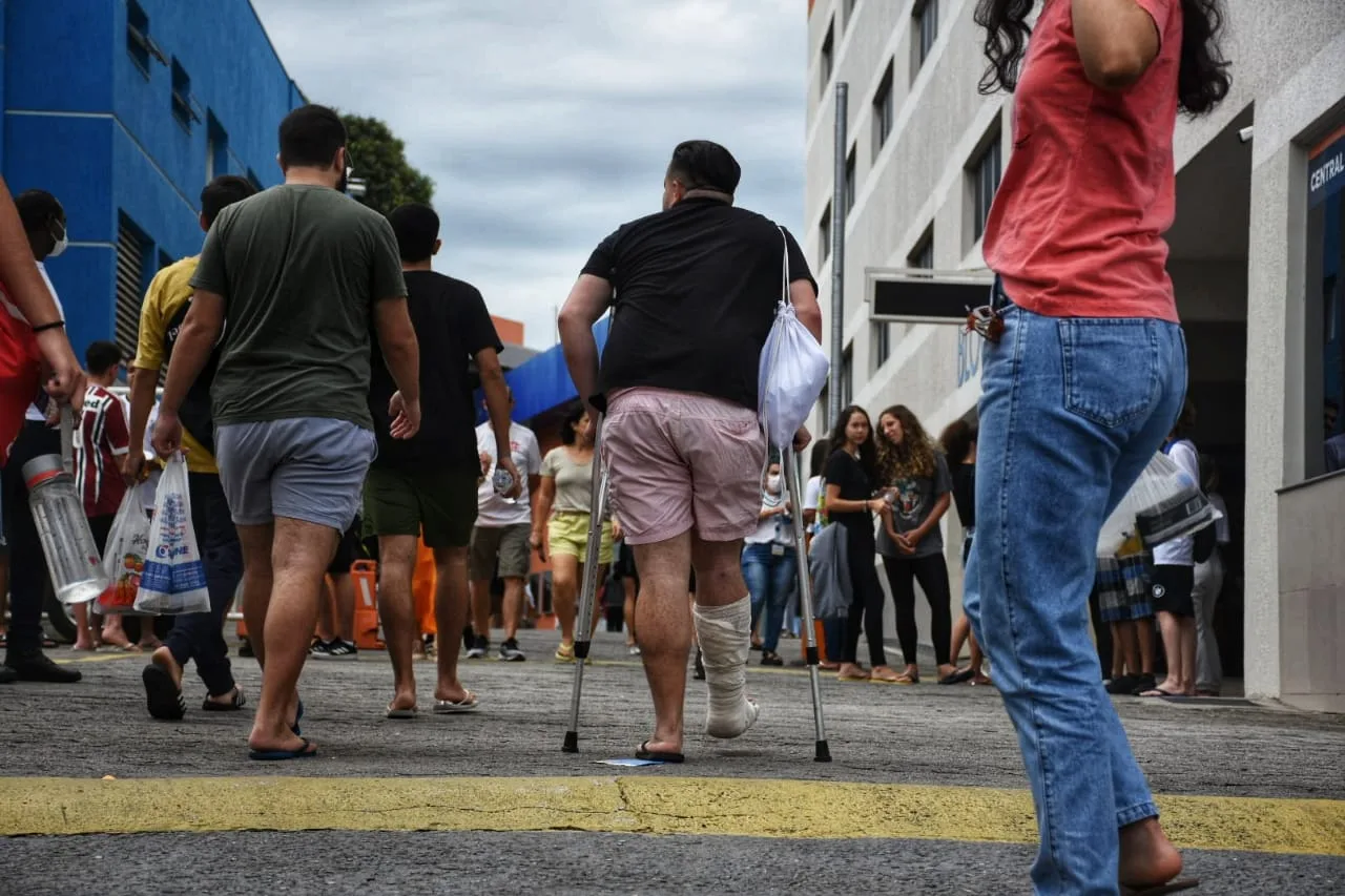 De muletas e com dor após quebrar tornozelo, candidato faz Enem: "Segredo é não desistir"