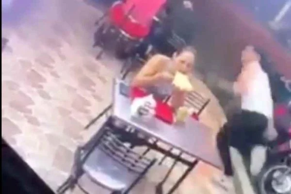 VÍDEO | Homem corre e abandona namorada comendo o lanche durante assalto no Rio