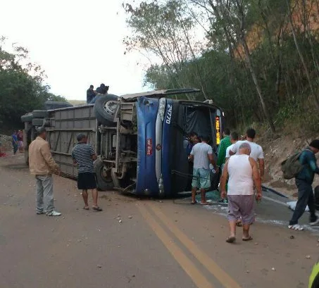 Ônibus tomba e deixa vários feridos na BR-101, em Vila Velha