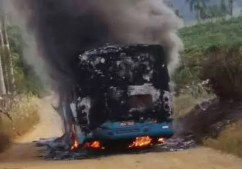 Passageiro foge após colocar fogo em ônibus na Serra