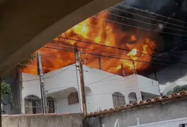 Incêndio de grande proporção atinge prédio de gráfica em Vitória; veja vídeo