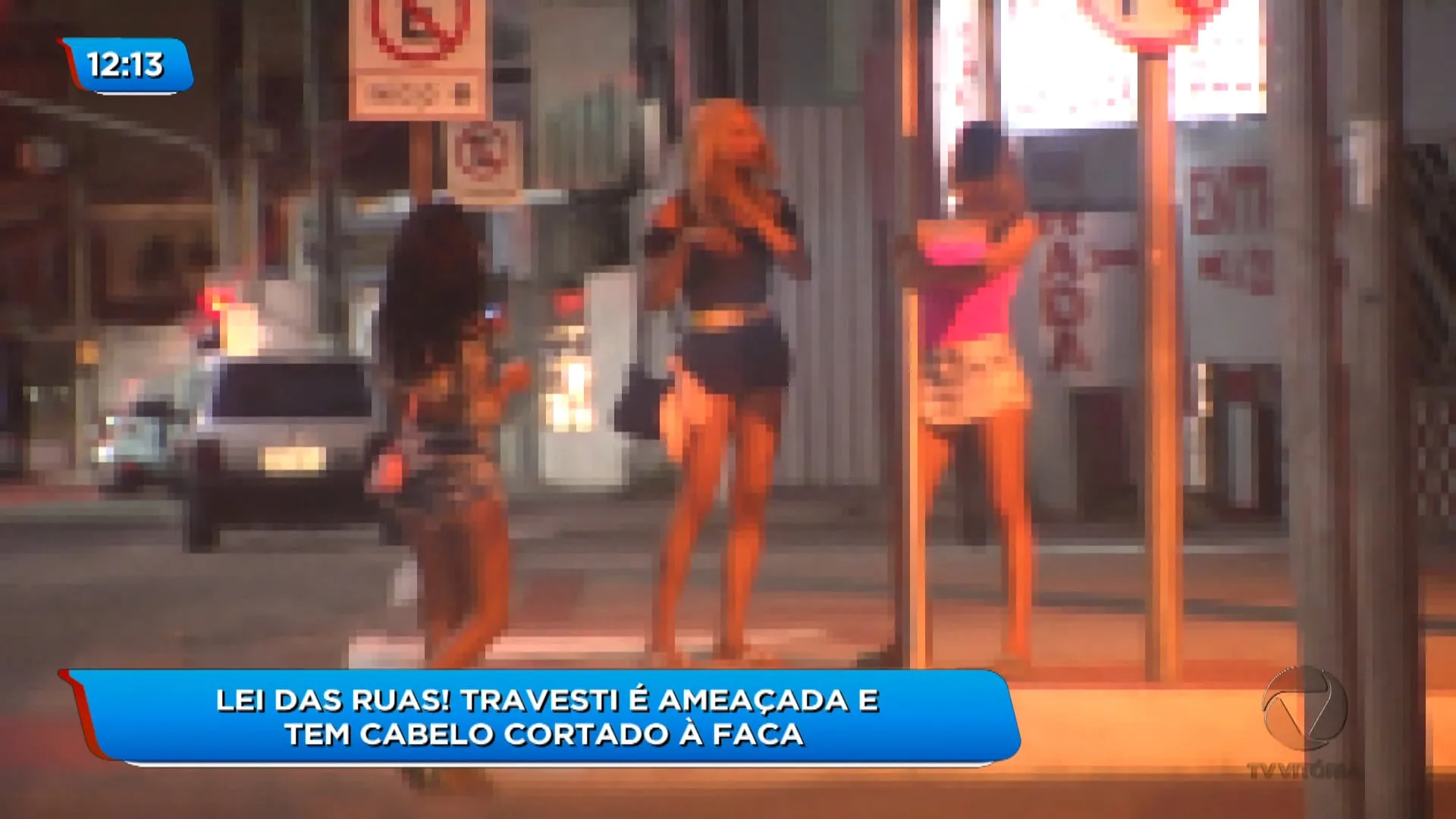 Travesti tem cabelo cortado na rua