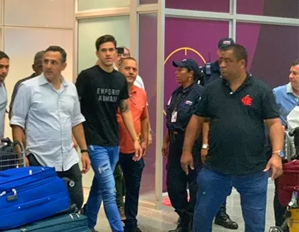 Pedro chega ao Rio para assinar com o Flamengo: 'faltam detalhes'