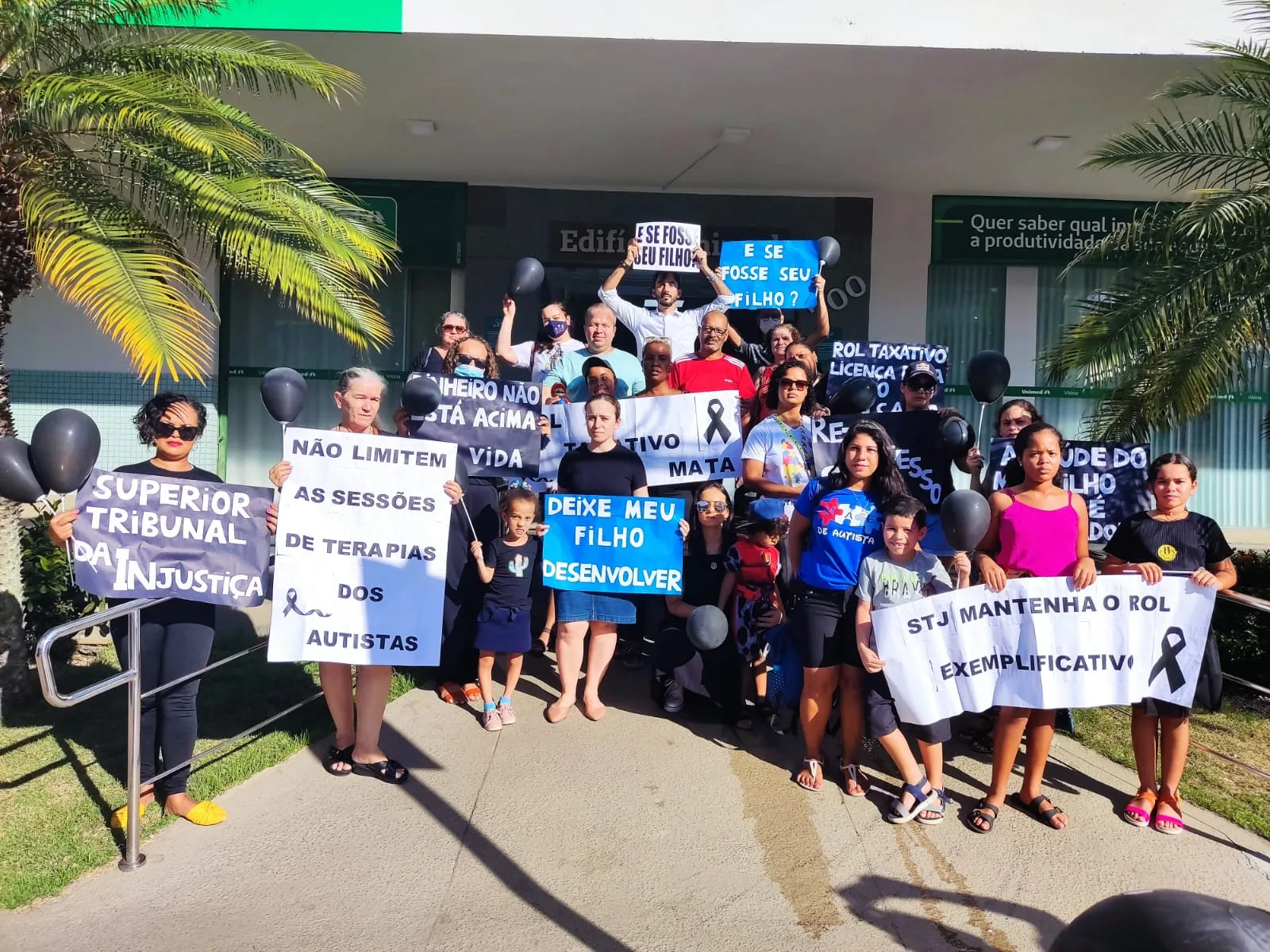 Clínica da Serra deixa de atender 150 autistas por plano de saúde e mães protestam