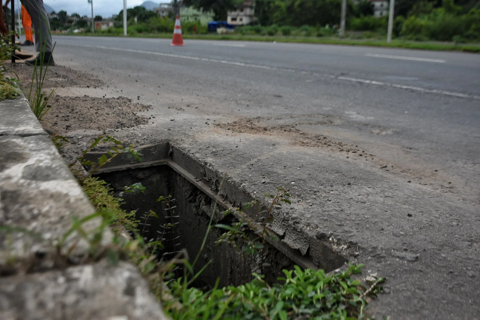 Perigo na pista: onde foram parar as tampas de bueiro da Leste-Oeste?