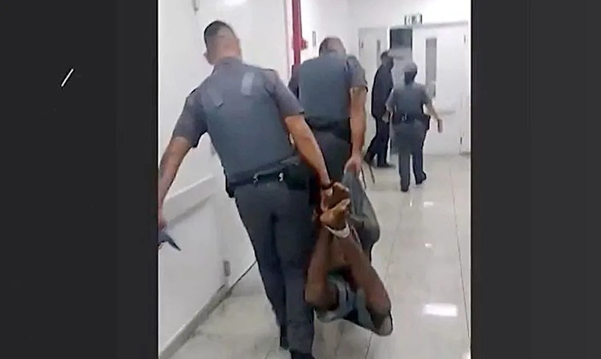 São Paulo (SP), 04/06/2023 – Policiais militares amarraram um suspeito de furto pelas mãos e pelos pés e o arrastaram e carregaram como um animal. O caso ocorreu no dia 04/06, na Vila Mariana, em São Paulo. Foto: Reprodução TV