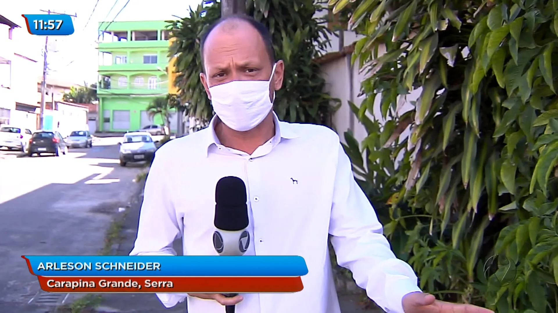 Criminosos passam de carro e atiram em pessoas no meio da rua, na Serra