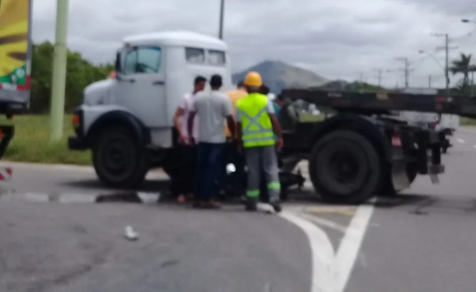 Motociclista é atropelado por carreta que atravessava contorno em Vila Velha