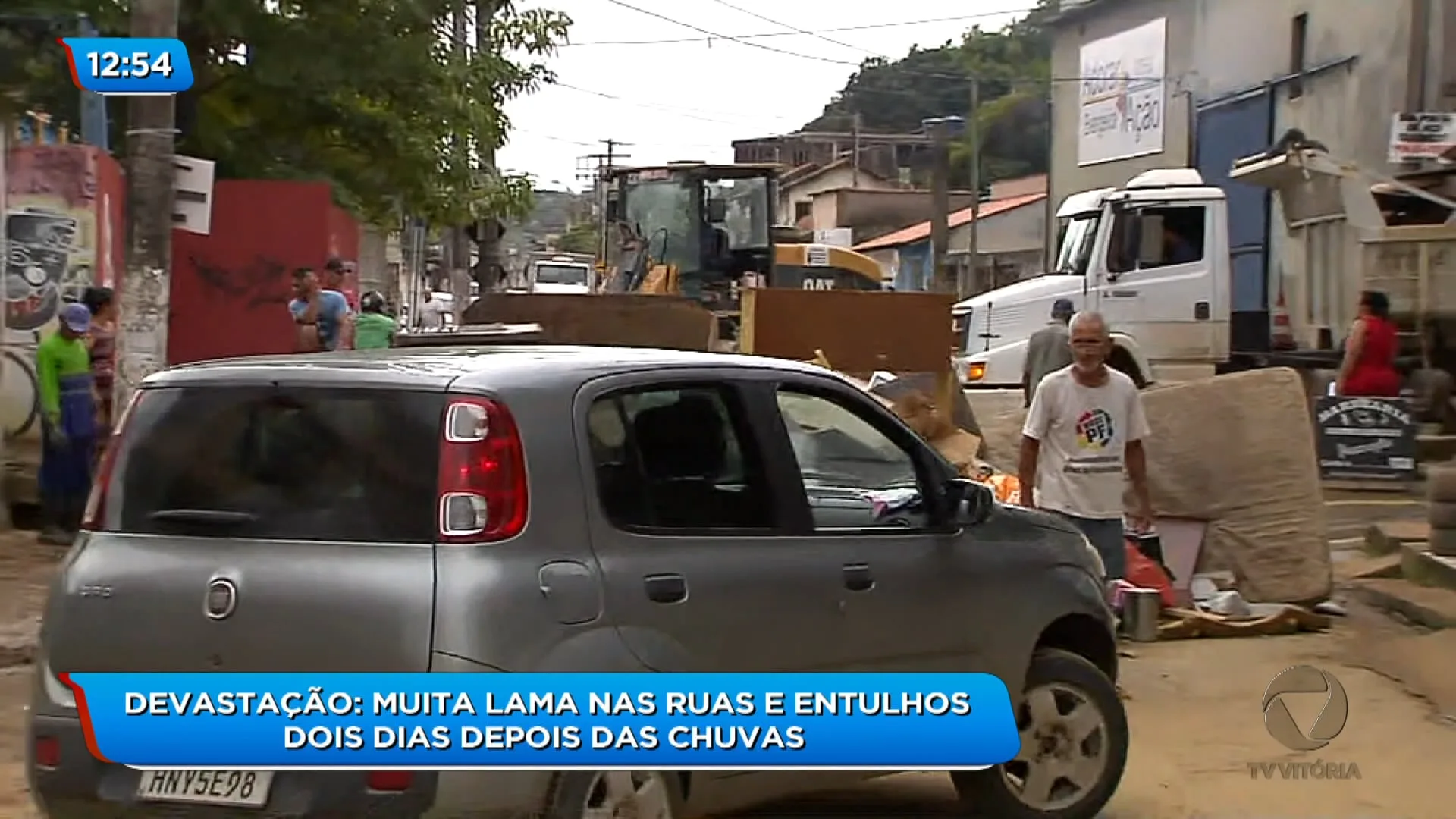 Lama e entulho tomam conta de rua, em Cariacica