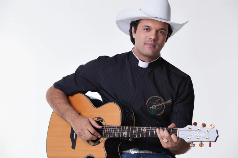 Padre sertanejo e Babado Novo agitam a Festa das Canoas em Marataízes. Veja a agenda completa!