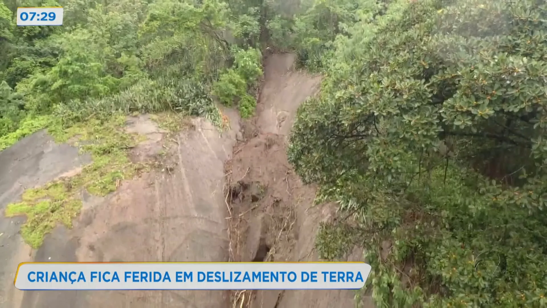 Criança fica ferida em deslizamento de terra em Vitória